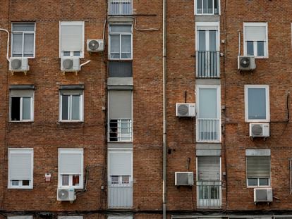 Aparatos de aire acondicionado en una fachada de Madrid, en julio.