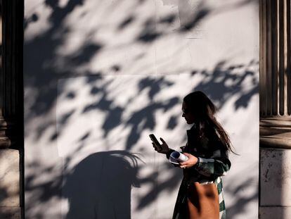 Una mujer mira su móvil en Atenas, Grecia, el pasado 22 de diciembre.
