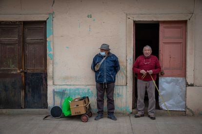 Dos vendedores de aguacate esperan clientes en una calle de Petorca, Chile. 