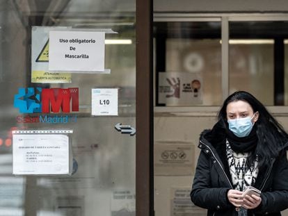 Una mujer sale con mascarilla del centro de salud de Guzmán El Bueno, el pasado 10 de enero.
