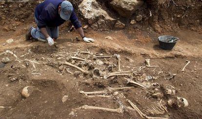 Trabajos de exhumación en las dos fosas de Pinos del Valle (Granada).