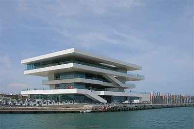 El Foredeck, edificio central de la Copa América en el nuevo puerto deportivo de Valencia, proyectado por David Chipperfield y b720.