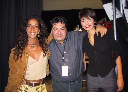 El diseñador español Manuel Fernández, junto a la cantante Rosario Flores y la modelo María Reyes al finalizar el desfile de la colección para la primavera 2001 en Nueva York.  