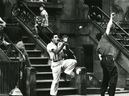 'Nueva York (Chicos jugando al béisbol)'. Fotografía de 1961 (60,9 x 40,6 centímetros).