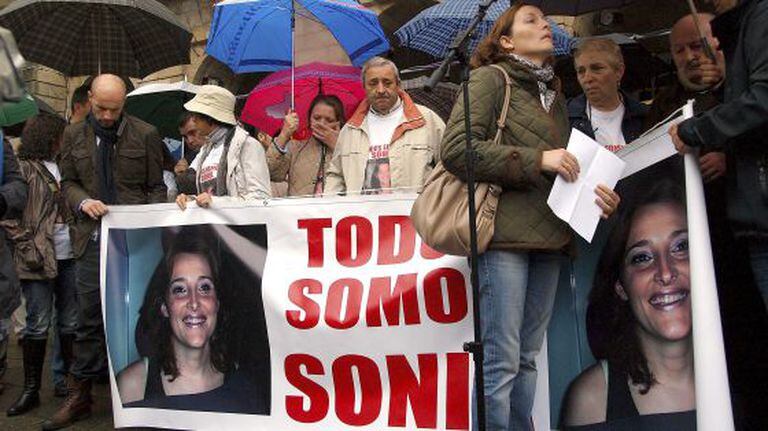 Familiares y amigos de Sonia Iglesias se manifiestan en 2010.