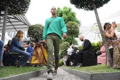 Un modelo desfila para la firma Etro en Milán, el 15 de julio de 2020.