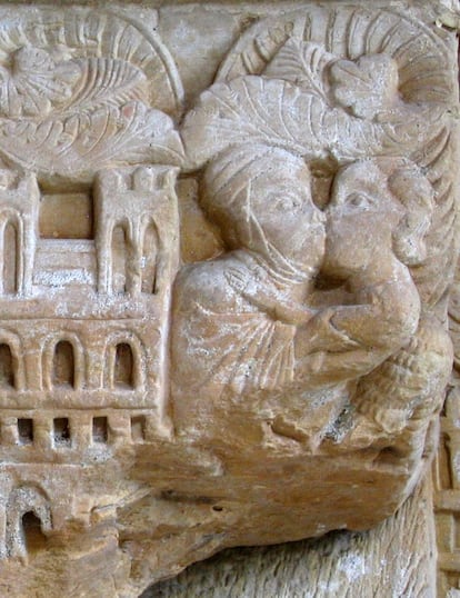 Escena de beso en la portada de San Pedro de Villanueva (Asturias).