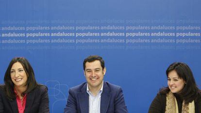El presidente del PP andaluz, Juan Manuel Moreno, con la secretaria general, Dolores López Gabarro (izquierda) y la vicesecretaria, Virginia Pérez.