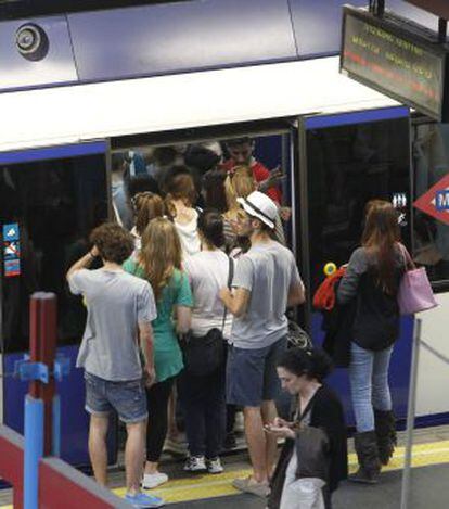 Numerosas personas intentan acceder al interior del metro en la estaci&oacute;n de Pr&iacute;ncipe P&iacute;o durante los paros parciales.