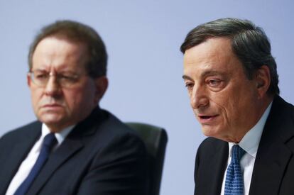 Vítor Constancio y Mario Draghi, este jueves en Fráncfort.