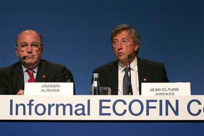 Joaquín Almunia, Jean-Claude Juncker y Jean-Claude Trichet (de izquierda a derecha), en la rueda de prensa tras la reunión del Ecofin, en Manchester.
