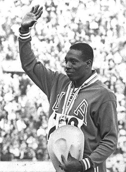 Bob Hayes en el podio de los 100m de Tokio 1964.