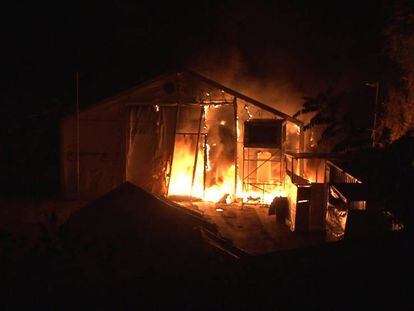 Una tienda arde el jueves en el campo de refugiados de Souda. 