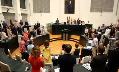 Minuto de silencio por los ultimos atentados en Europa durante el Pleno del Ayuntamiento de Madrid.