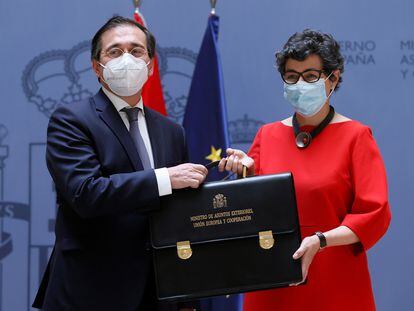 El ministro de Asuntos Exteriores, Unión Europea y Cooperación, José Manuel Albares, recibe la cartera ministerial de manos de su predecesora, Arancha González Laya, el pasado día 12 en Madrid.