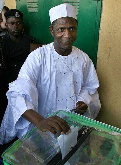 Umaru Musa Yar'Adua durante la jornada electoral del 21 de abril