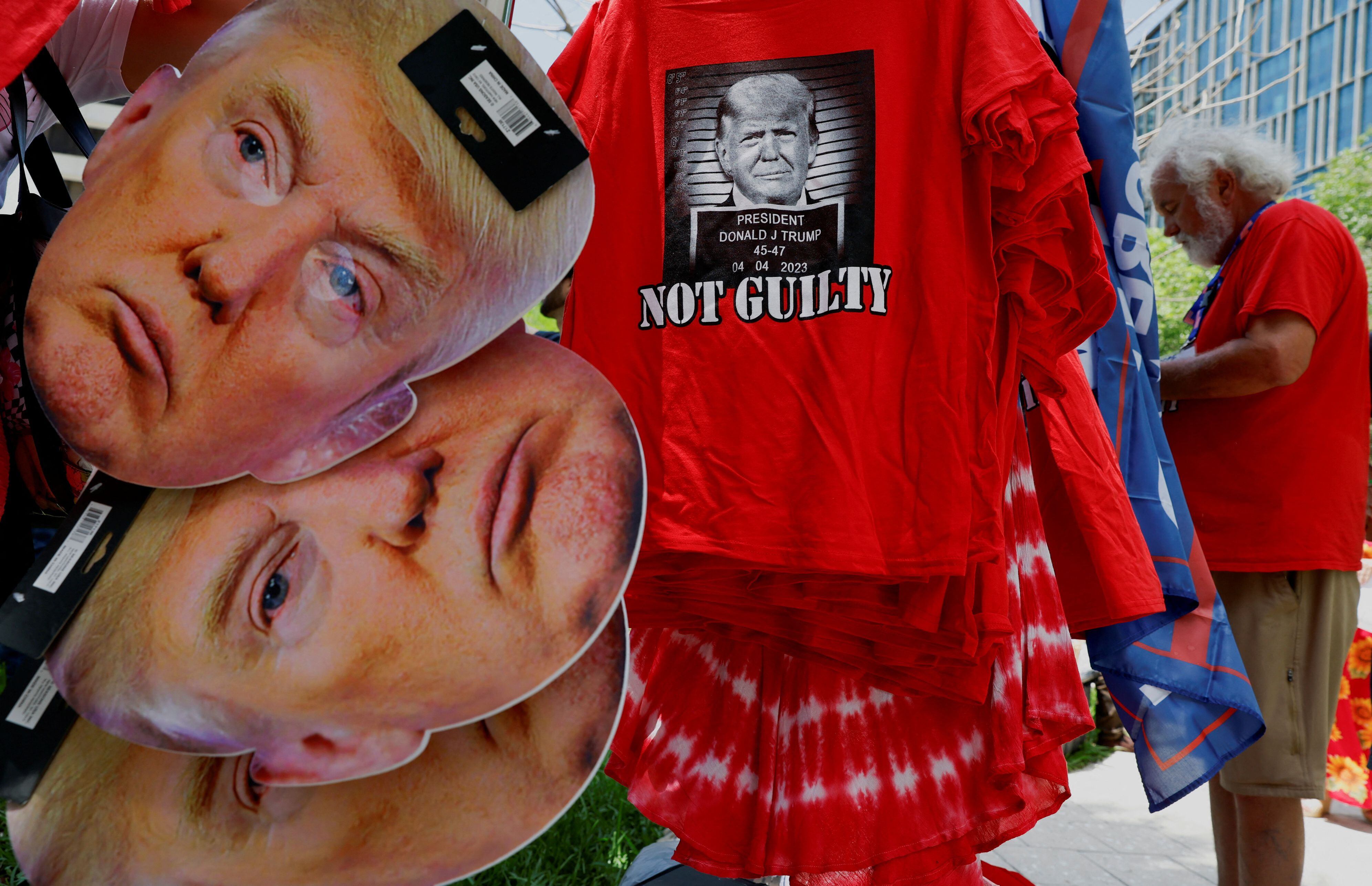 Camisetas y máscaras con la imagen de Donald Trump, a la venta a las afueras de la corte de Miami. 