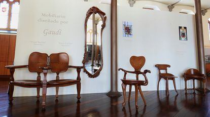 Réplicas de mobiliario de Gaudí, similares a las que hay en las barcelonesas casa Batlló y Calvet.