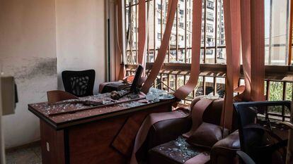Las oficinas del centro de prensa de Hezbolá en la periferia de Beirut este domingo tras el ataque israelí con drones.