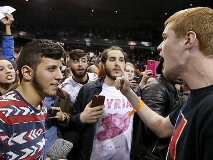 Dos personas discuten en el mitin que iba a dar Trump en Chicago