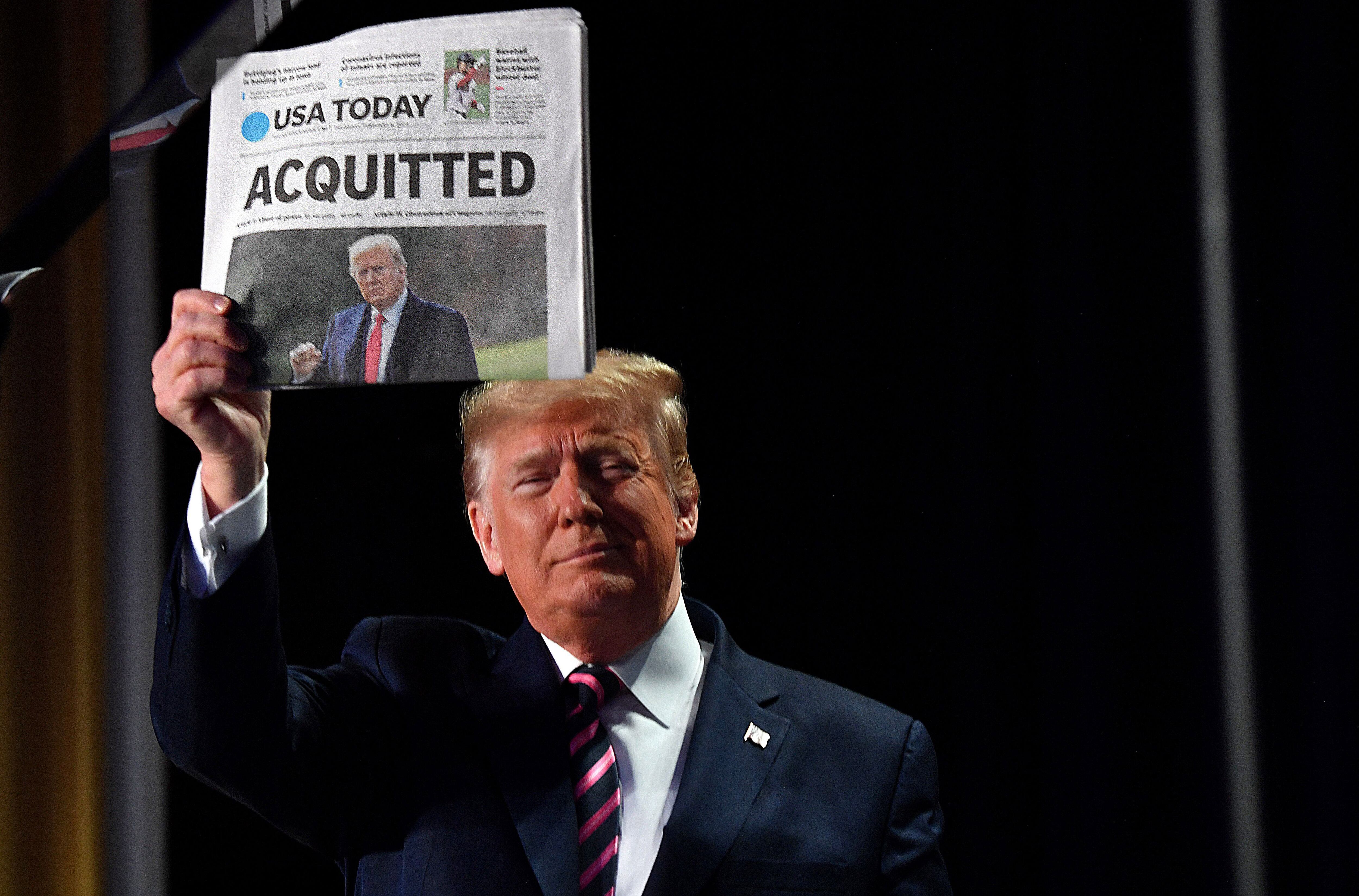 El expresidente Donald Trump, exultante, celebra su absolución tras el proceso de 'impeachment'. En Washington, el 6 de febrero de 2020.