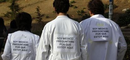 Tres médicos del Clínico, durante una huelga sanitaria.