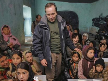Jos&eacute; Antonio Alonso en una visita a un colegio femenino en Afganist&aacute;n.