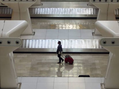 Una viajera en el área de recogida de equipajes de la terminal 4 de Madrid-Barajas.