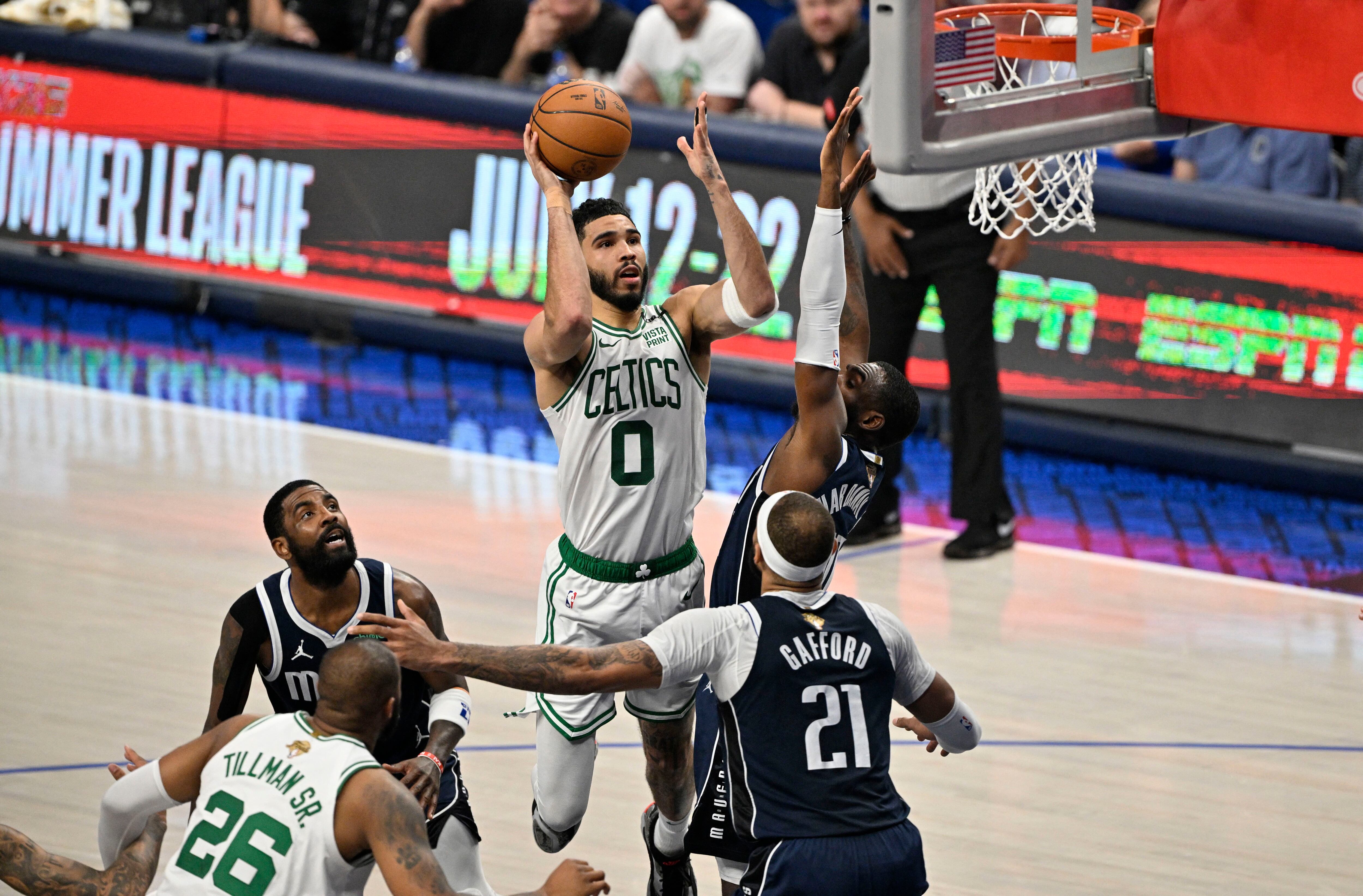 Los Celtics derrotan a Dallas en casa y acarician su título número 18