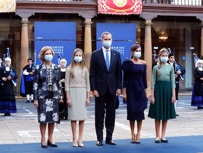 Los reyes Felipe VI y Letizia, acompañados de las princesas Leonor y Sofía, y de la reina emérita Sofía, posan a su llegada a la ceremonia de entrega de los Premios Princesa de Asturias celebrados este viernes en Oviedo.