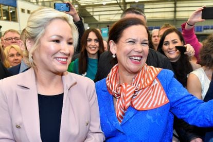 La líder del Sinn Féin, Mary Lou McDonald (derecha) y la candidata del partido en las Elecciones Autonómicas de Irlanda del Norte, Michelle O'Neill, este sábado en la localidad de Magherafelt