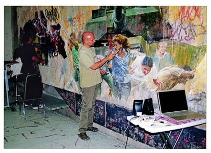 Rafael Cauduro pintando uno de los paneles de la SCJN en su estudio de Ciudad de México.