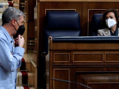 La vicepresidenta primera del Gobierno, Carmen Calvo, y el representante de EH Bildu, Oskar Matute, este jueves.