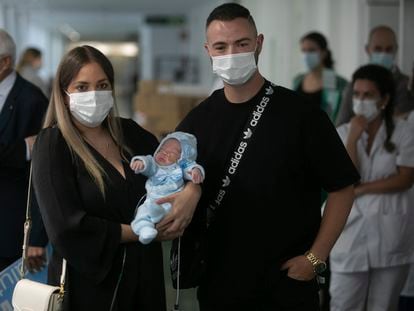Tamara Franco y Jesús Robles, con el pequeño Jesús, en el hospital Clínic de Barcelona, este lunes.