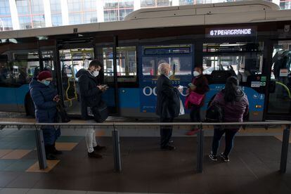 Varias personas esperan para subirse a un autobús en la estación de la plaza de Castilla de Madrid, el pasado martes. 