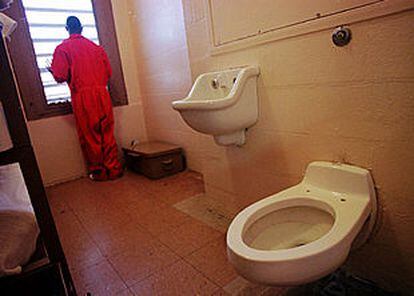 Un interno, en una celda habilitada para residentes con problemas mentales en una institución de Nueva Jersey.