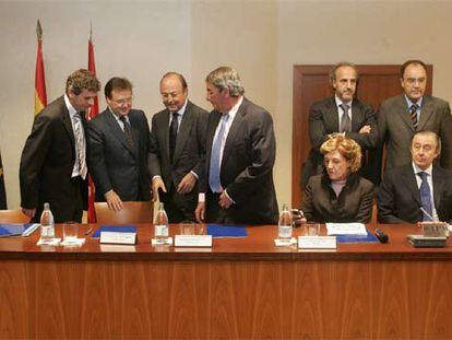 Responsables de RTVE, FORTA, Tele 5, Antena 3, Sogecable, Net TV, Veo TV y Abertis, en la firma del acuerdo.