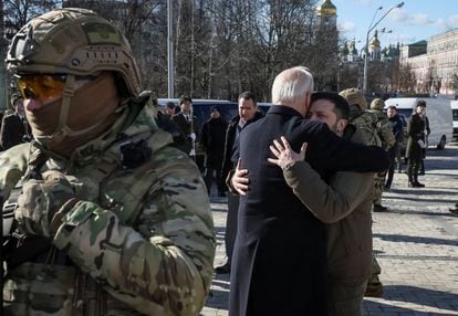 Biden y Zelenski se abrazan tras la visita del mandatario estadounidense a Kiev.