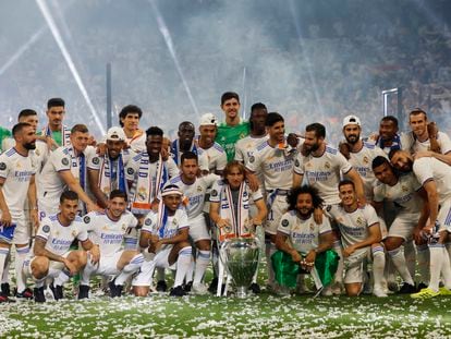Los jugadores del Real Madrid celebran su triunfo en la Champions junto a la afición, en el Santiago Bernabeu.