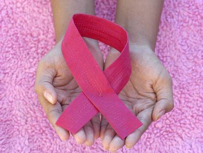 Lazo rosa en memoria de las mujeres que han fallecido por el cáncer de mama, y de aquellas que siguen luchando contra la enfermedad.