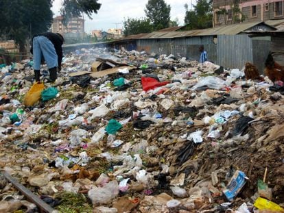 Vertedero incontrolado en Nairobi. El 80% del plástico en el océano procede de la tierra firme.