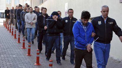 Agentes de polic&iacute;a escoltan los detenidos este mi&eacute;rcoles por presuntos v&iacute;nculos con el cl&eacute;rigo Fethullah Gulen.