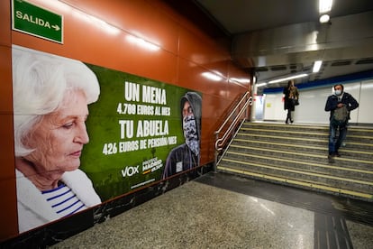Cartel electoral de VOX en el metro en Madrid.