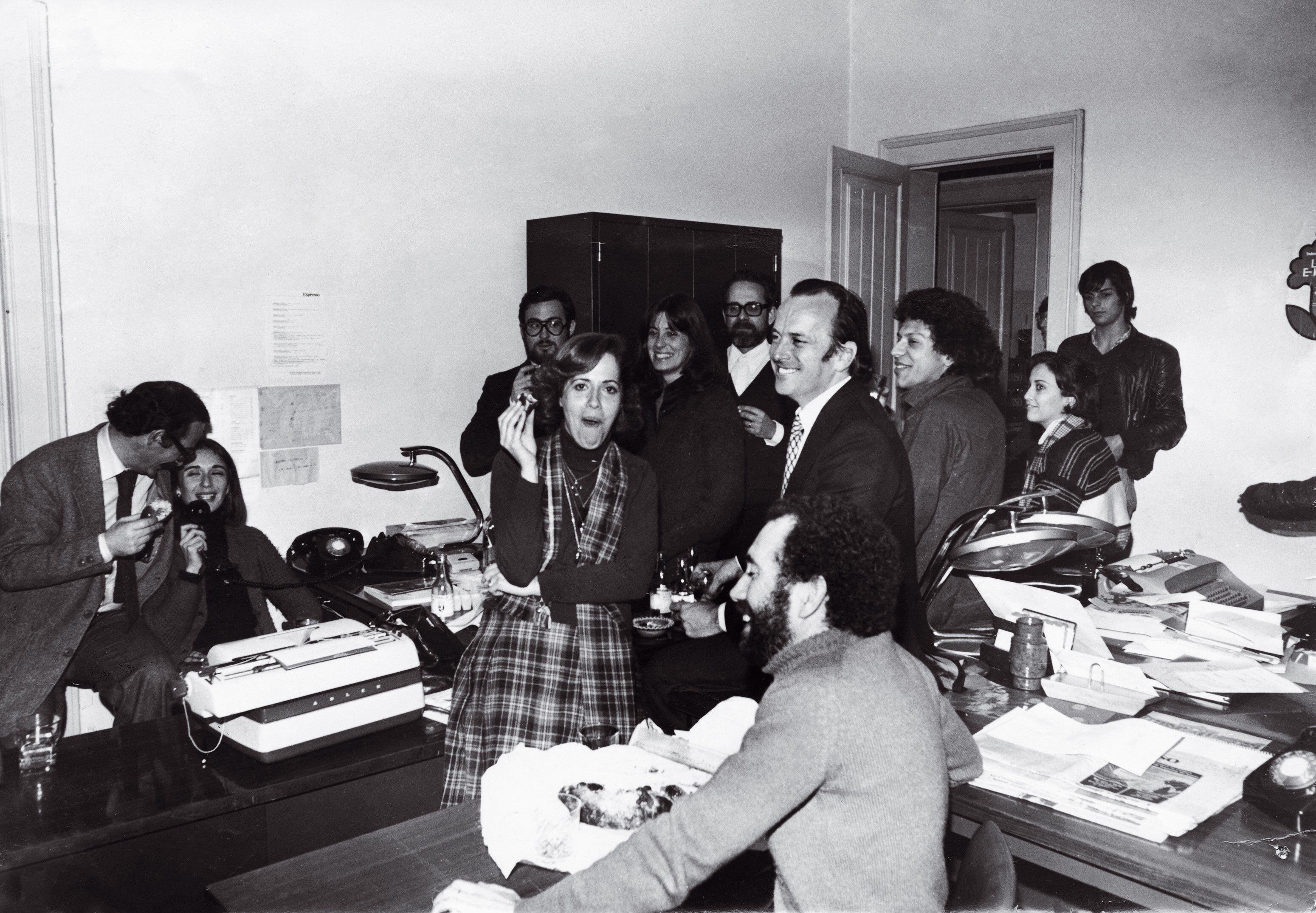 Un descanso en la redacción del semanario portugués 'Expresso', con su director, Francisco Pinto Balsemao, en el centro, en enero de 1974 o 1975.