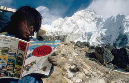 Un sherpa lee 'Tintín en el Tíbet' en el campo base del Everest.