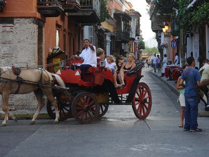 Turistas pasean en una carroza por Cartagena.