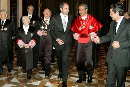 Camps (en el centro), con los miembros del Consejo Jurídico Consultivo valenciano en 2005.