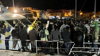 Un grupo de migrantes rescatados tras desembarcar en el puerto de Lampedusa, el 10 de agosto.