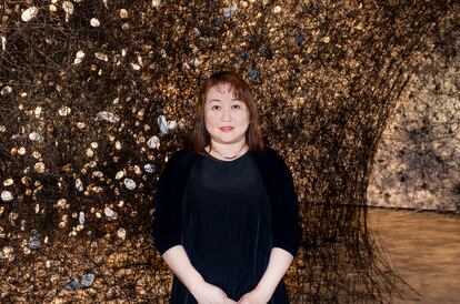 La artista japonesa Chiharu Shiota ante su instalación, en Balaguer, el pasado 3 de junio.