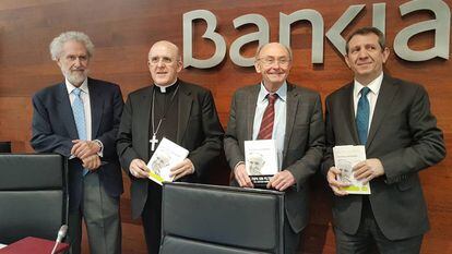 Dominique Wolton, tercero por la izquierda, junto a Víctor Pérez-Díaz, el cardenal Osoro y José Luis Restán.